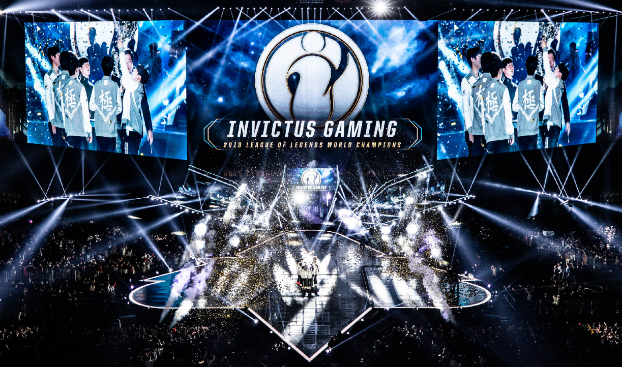 WOWLPL女主持人余霜分享礼服美照：喜欢碎钻还是半透视轻纱？