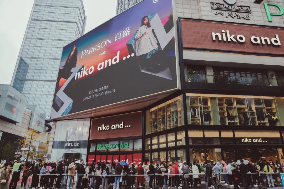 Topsports发布了人员变动公告：在选秀中选中了四名选手：沈电、小悠、瓜瓜和胖球